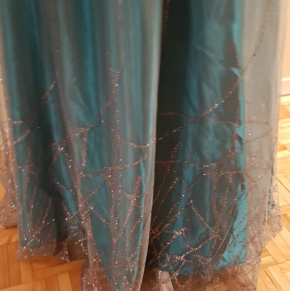 Gorgeous spaghetti strap gown - Picture 3 of 4